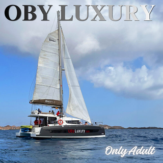 OBY LUXURY Yate de lujo navegando en mar abierto bajo un cielo parcialmente nublado.